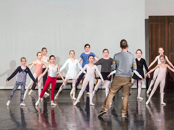 Marcel Matuga mit seinen Ballettschülerinnen im Saal des Balletthaus Sinzing