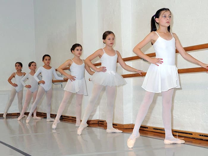 Kinder im Ballettunterricht im Balletthaus Sinzing