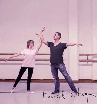 Marcel Matuga mit einer Schülerin im Ballettsaal des Balletthaus Sinzing