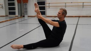 Marcel Matuga führt Stretching in Regensburg durch